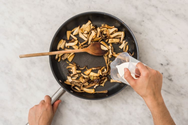 Fettuccine mit Trüffelöl und Haselnuss-Kräuter-Topping Rezept | HelloFresh
