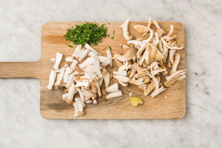 Fettuccine mit Trüffelöl und Haselnuss-Kräuter-Topping Rezept | HelloFresh