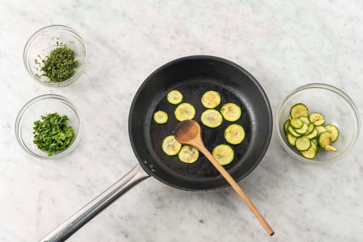 Courgettesalade maken