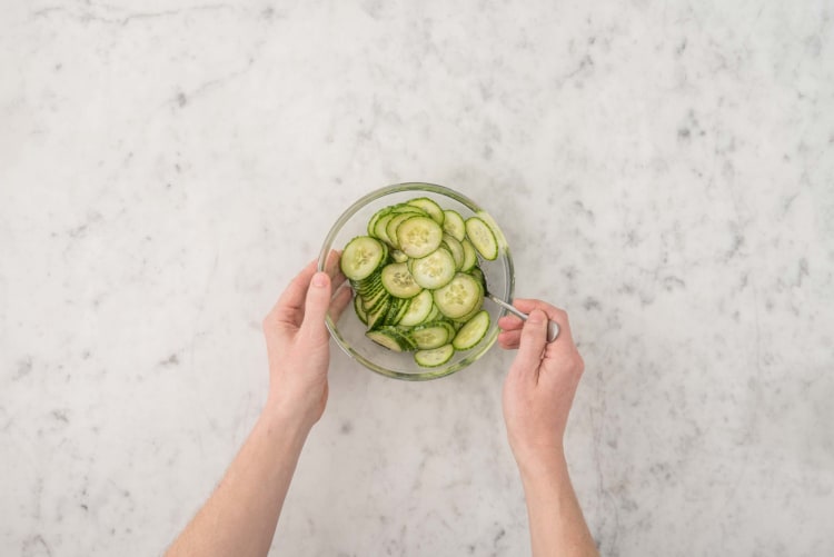 Komkommersalade maken