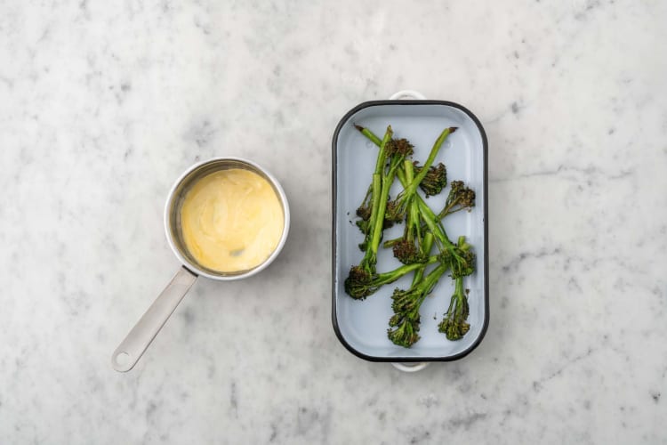 Cuire le broccolini et préparer la sauce