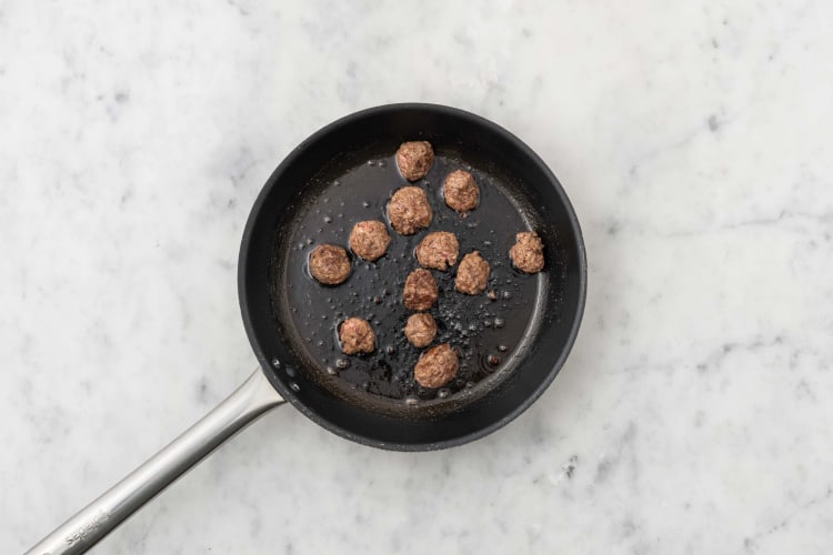 Cuire les boulettes de viande hachée