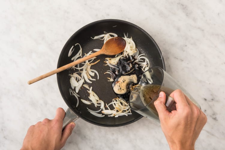 Krustenbraten mit dunkler Pflaumen-Zwiebel-Soße Rezept | HelloFresh