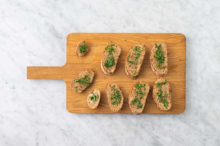 Tostare il pane e preparare la salsa yogurt