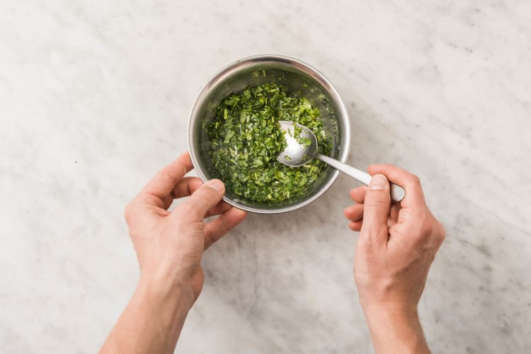 Preparare l'olio al prezzemolo