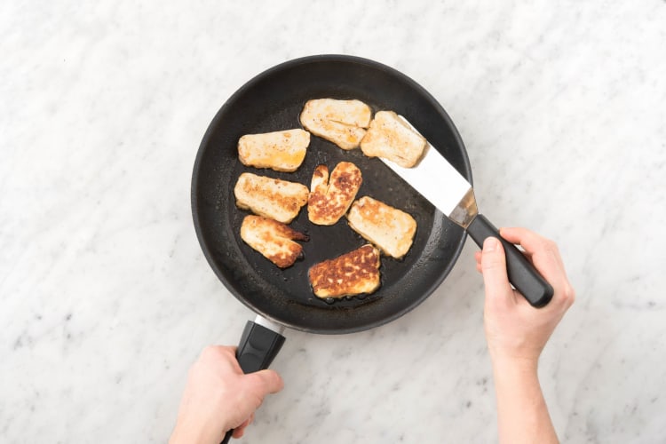 Griller l’haloumi et les amandes