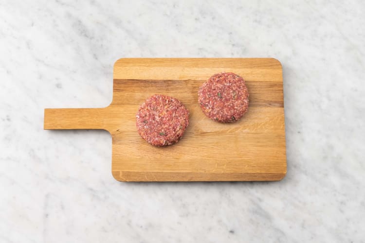 Forma las hamburguesas