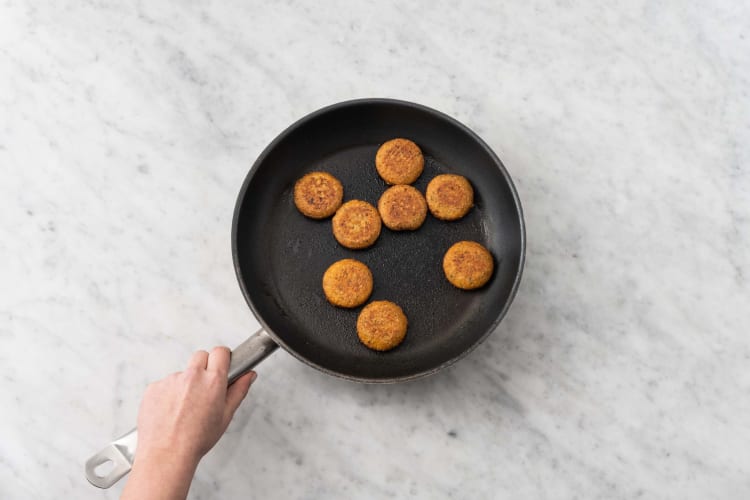 Cook falafel