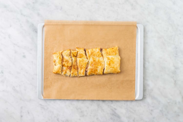 Bake puff pastry braid