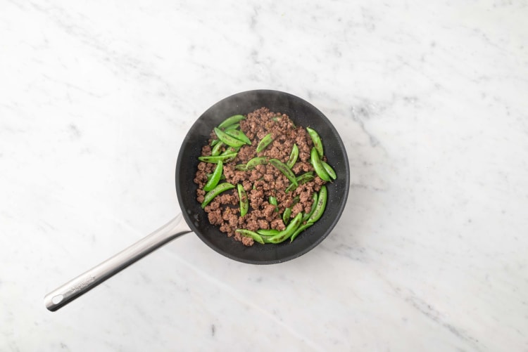 Saltea las verduras con la carne
