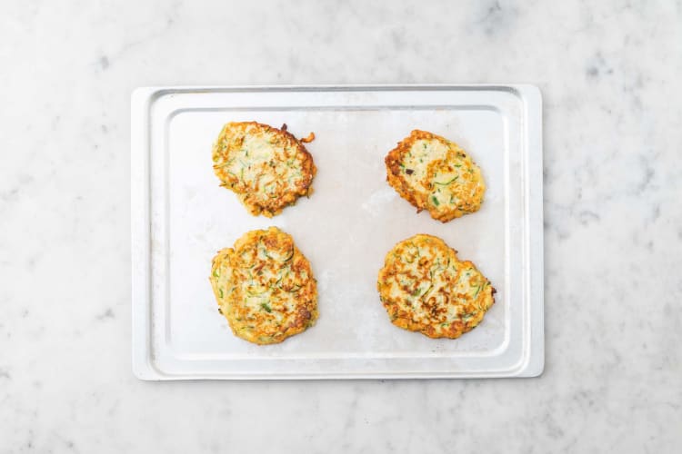 Cuire les beignets de courgette