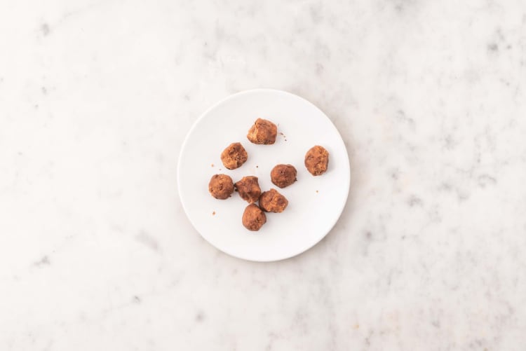 Préparer et faire les morceaux de  pâte à biscuits