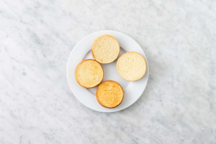 Saltare gli spinaci e tostare il pane