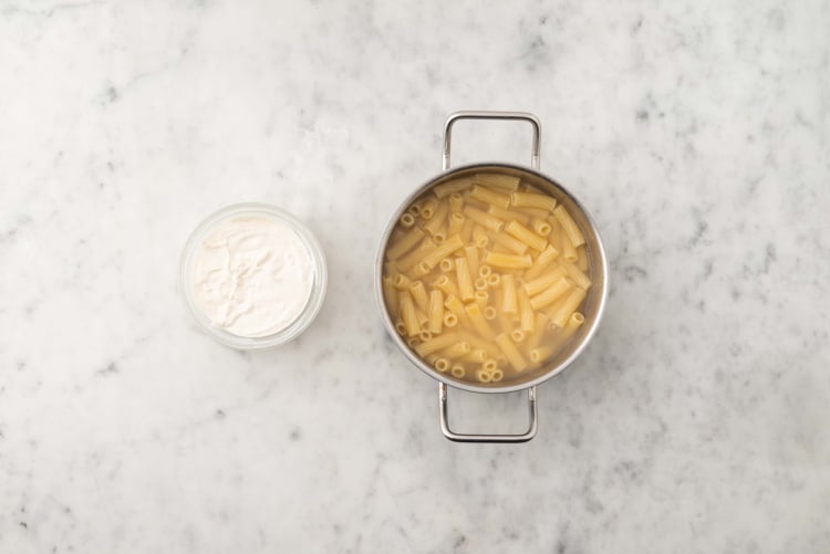 Preparare la crema di pecorino e ricotta