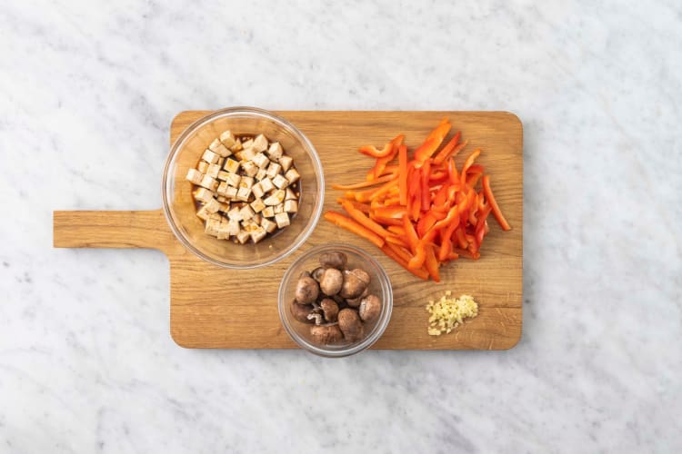 Tagliare le verdure e marinare il tofu