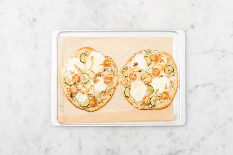 Garnir la pizza sur pain naan