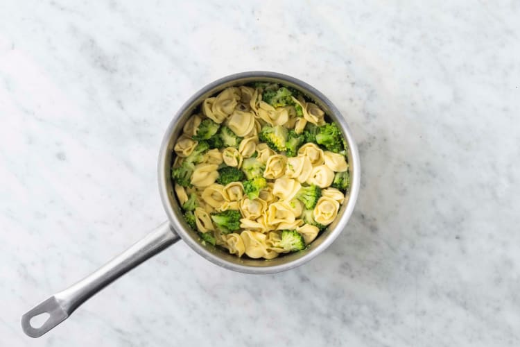 Koka pasta och broccoli