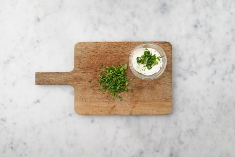 Préparer le yaourt aux fines herbes