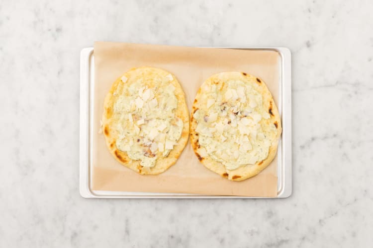 Garnir la pizza sur pain naan
