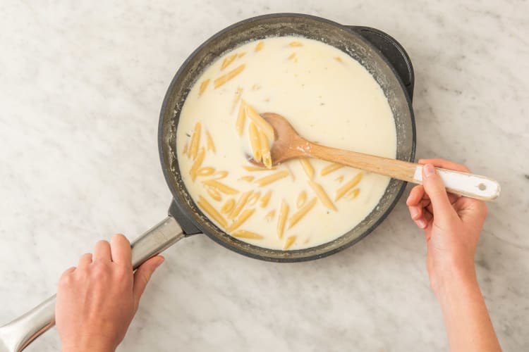 Cuire les pâtes dans la sauce