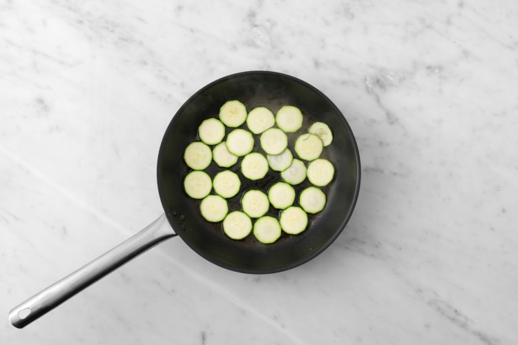 Preparare le chips di zucchine