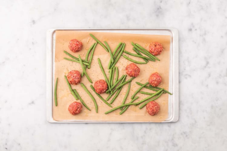 Rôtir les boulettes et les haricots verts