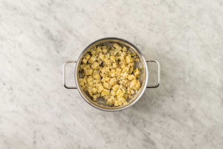 Mélanger l’aïoli et la salade de pommes de terre