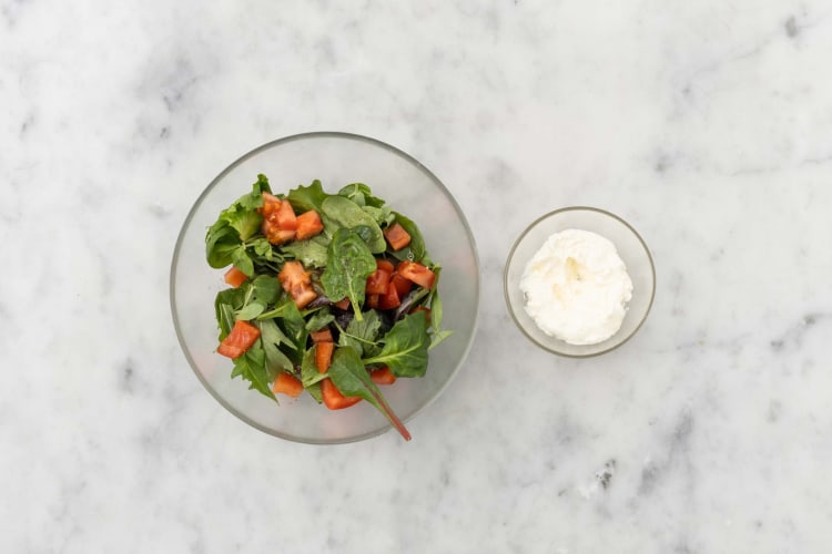 Assembler la salade de tomates et préparer la mayo au feta