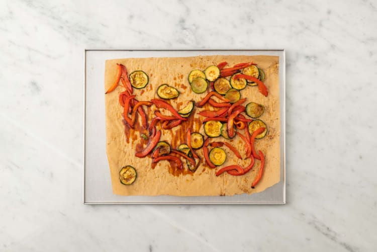 Combina las verduras con la salsa