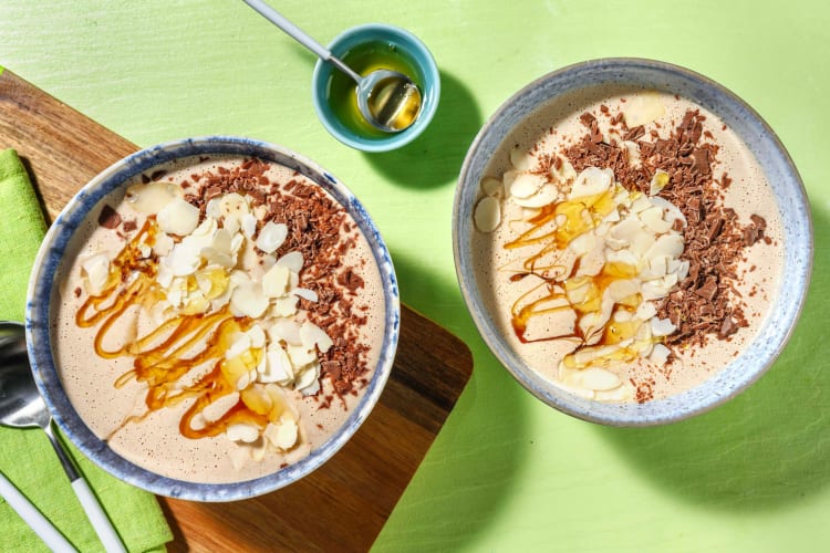 Pindakaas-banaan smoothiebowl met amandelschaafsel en chocoladevlokken