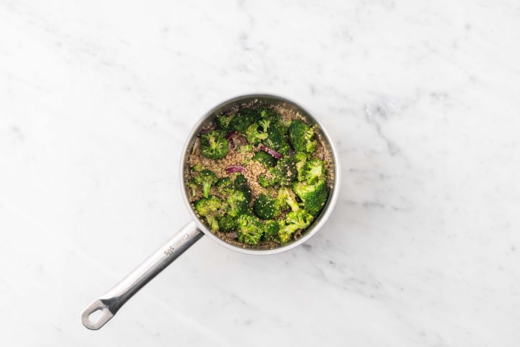 Combina las verduras y la quinoa