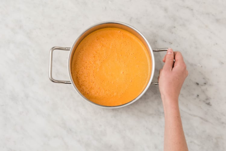 Cremige Tomatensuppe mit Basilikumöl Rezept | HelloFresh
