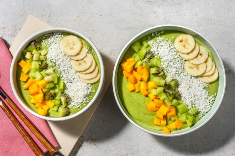 Green vegan smoothiebowl met avocado, mango, kiwi en spinazie
