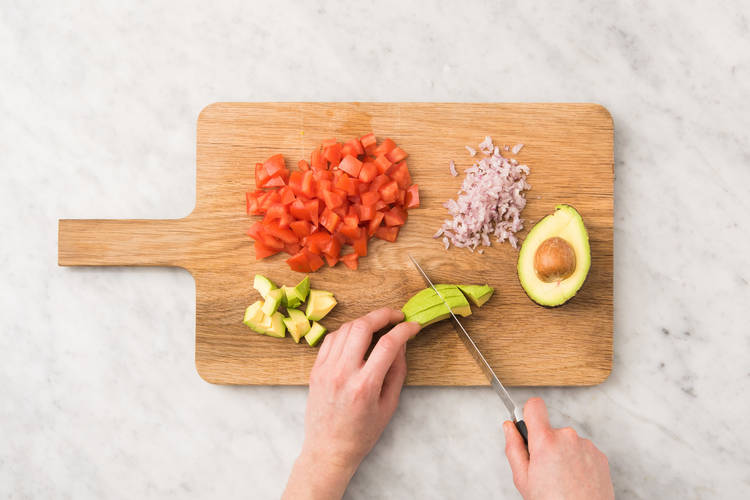 Salade de couscous perlé, crudités & dip d'avocat Recette HelloFresh