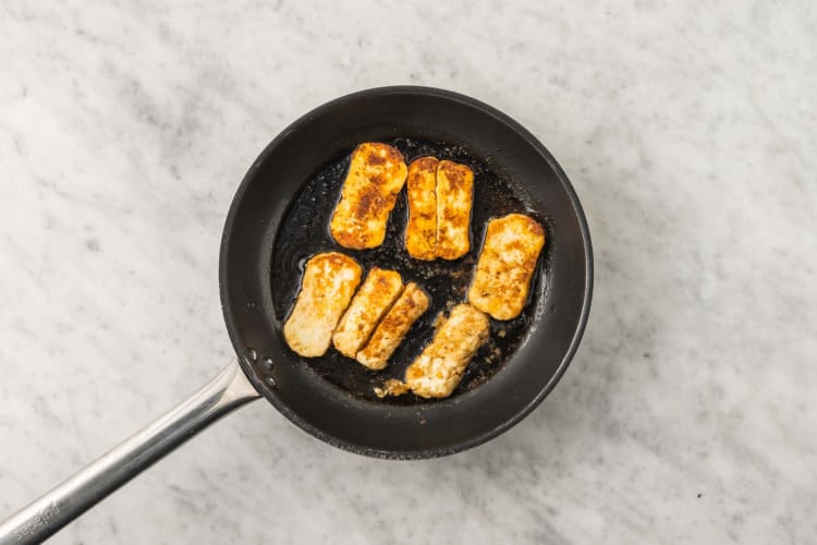 Fry halloumi