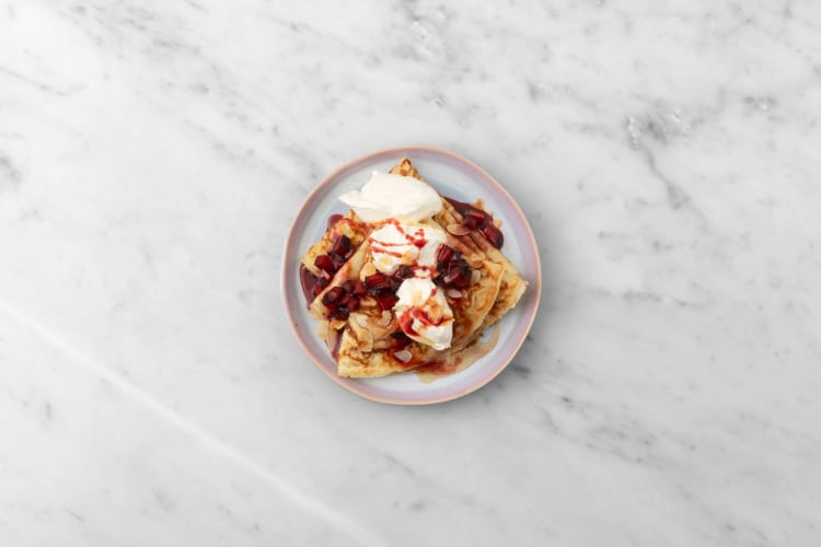 Fouetter la crème, griller les amandes et servir