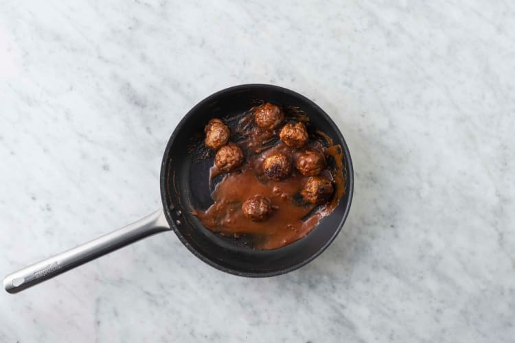 Enrober les boulettes de sauce