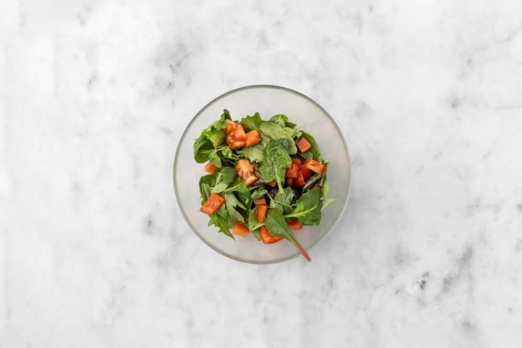 Assembler la salade de tomates