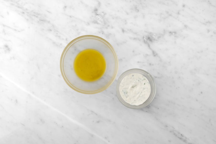 Préparer la vinaigrette et la crème coriandre-lime