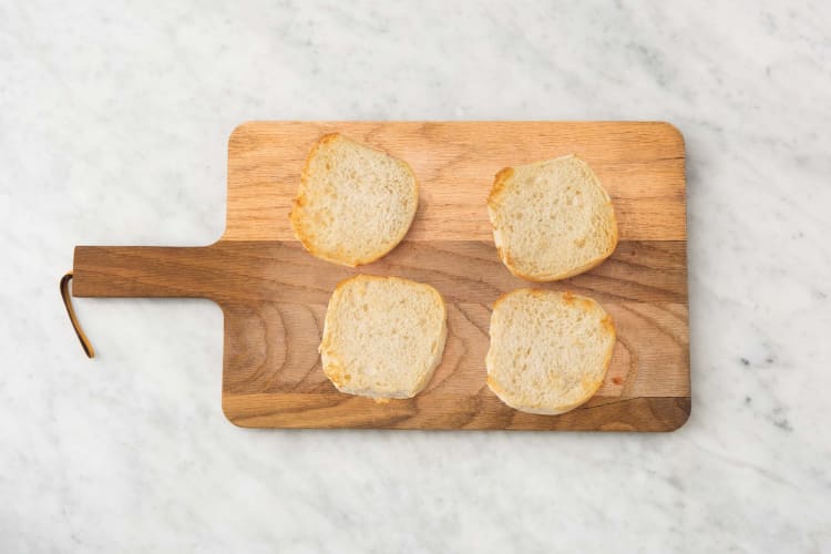 Griller les pains et préparer la  mayo acidulée