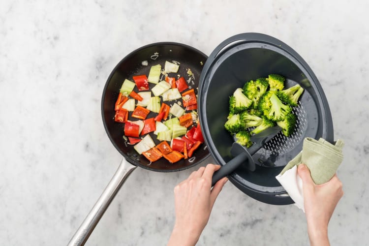 Erdnuss-Kokos-Bowl mit Pak Choi und Broccoli Rezept | HelloFresh