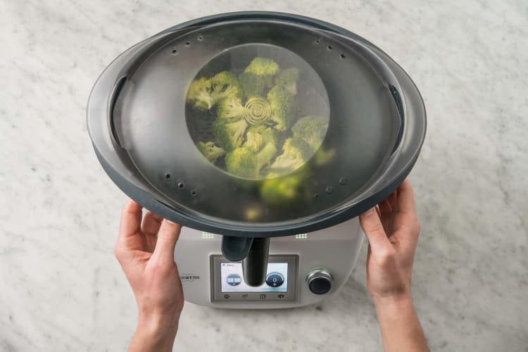 Erdnuss-Kokos-Bowl mit Pak Choi und Broccoli Rezept | HelloFresh