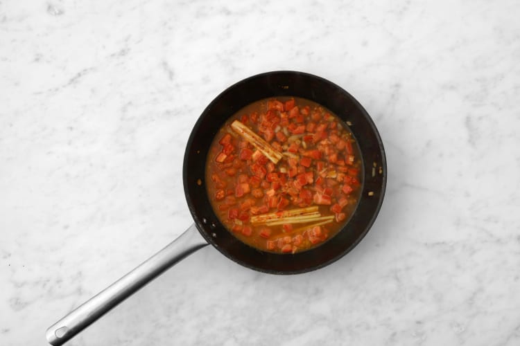 Cuire le mélange de tomates et  d’oignons