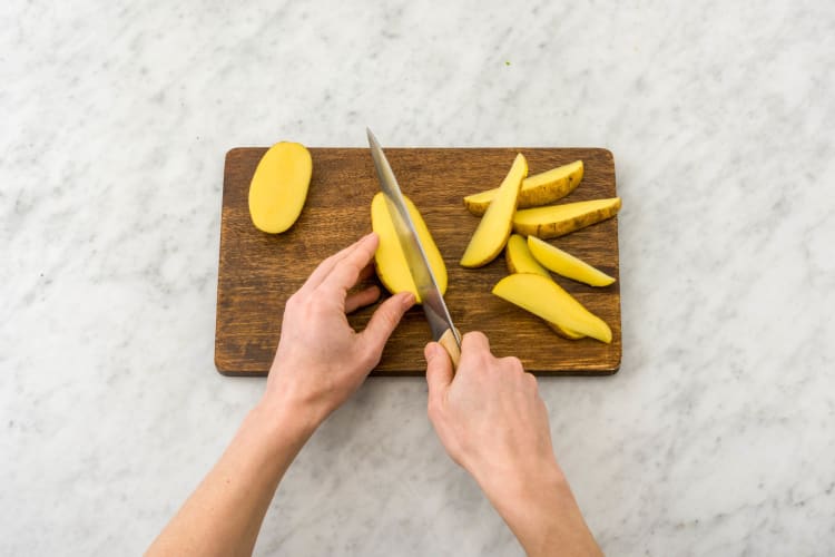 Kartoffelwedges schneiden