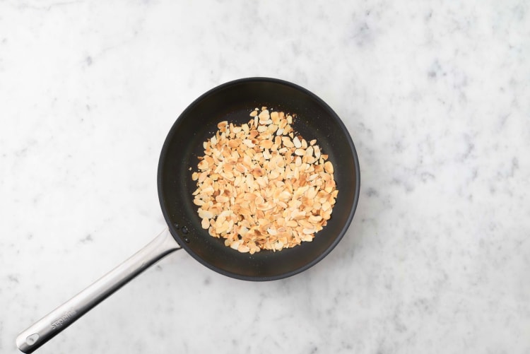 Griller les amandes et préparer la sauce citronnée au beurre