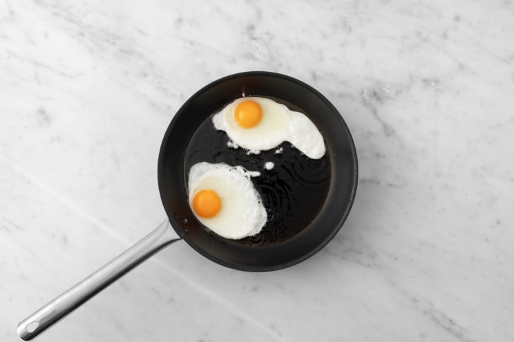 Cuire les œufs au plat 