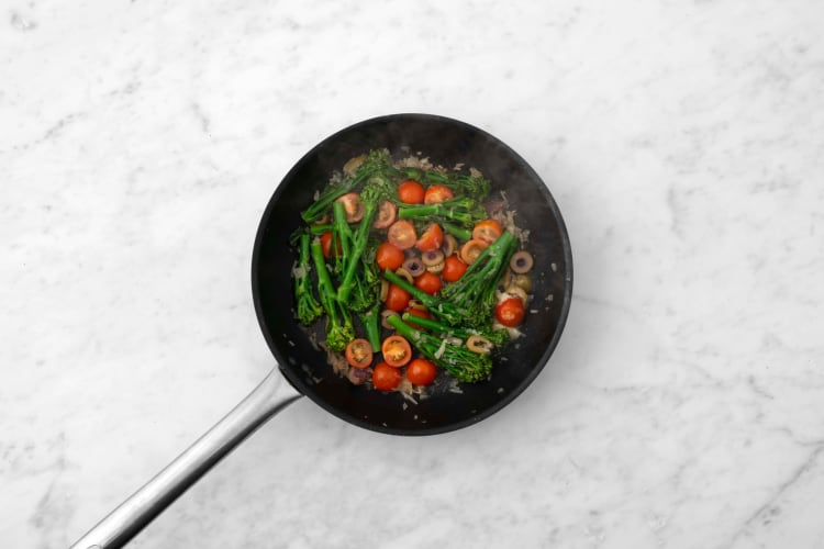 Cuire le broccolini à la sauce puttanesca