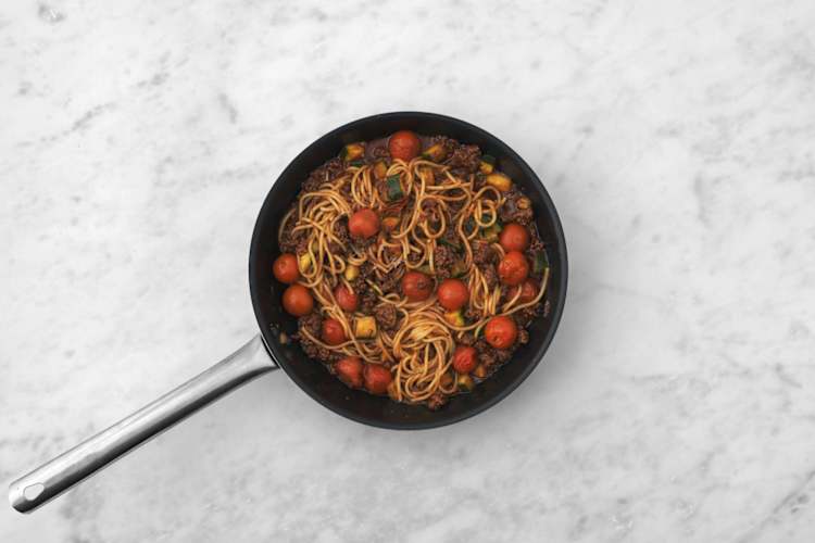 Tilsæt pasta og ost