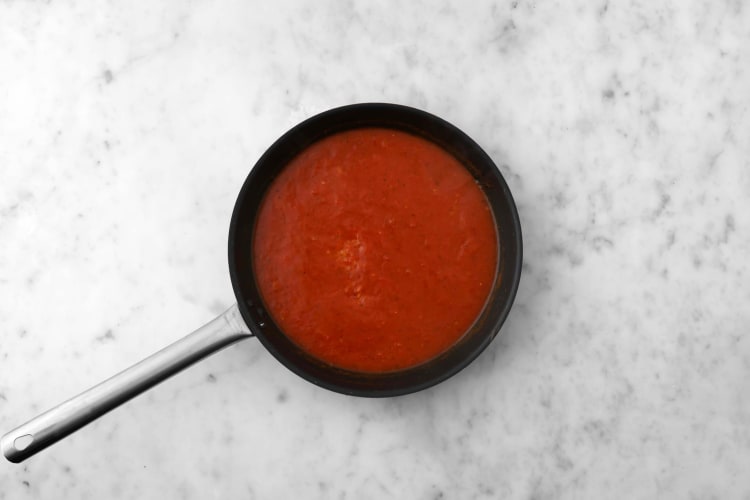 Prepara la salsa de tomate