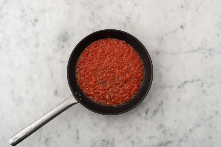Prepara la salsa de tomate